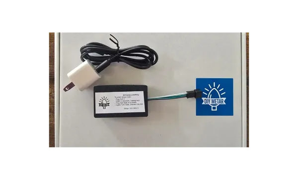 Photo 2: Hub 2.0 with its wall plug and power cable