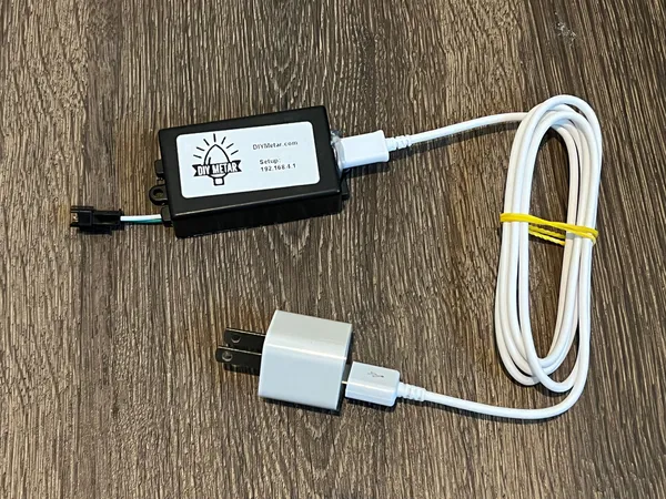 Photo 2: Hub Basic and its cable on a wood table